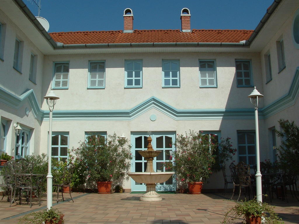 Csigahaz Panzio Hotel Gyula Exterior photo